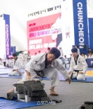노란 수영복에 섹시한 몸매 어필하는 존예 처자