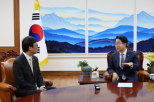 노란 수영복에 섹시한 몸매 어필하는 존예 처자