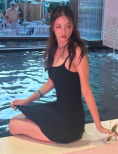 노란 수영복에 섹시한 몸매 어필하는 존예 처자