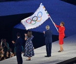 노란 수영복에 섹시한 몸매 어필하는 존예 처자