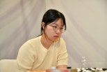노란 수영복에 섹시한 몸매 어필하는 존예 처자