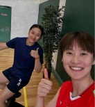 노란 수영복에 섹시한 몸매 어필하는 존예 처자