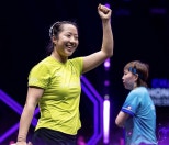 노란 수영복에 섹시한 몸매 어필하는 존예 처자