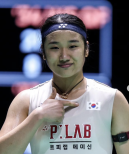 노란 수영복에 섹시한 몸매 어필하는 존예 처자