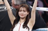 노란 수영복에 섹시한 몸매 어필하는 존예 처자
