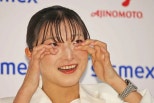 노란 수영복에 섹시한 몸매 어필하는 존예 처자