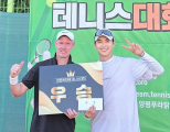 노란 수영복에 섹시한 몸매 어필하는 존예 처자