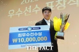 노란 수영복에 섹시한 몸매 어필하는 존예 처자