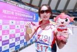 노란 수영복에 섹시한 몸매 어필하는 존예 처자