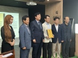 노란 수영복에 섹시한 몸매 어필하는 존예 처자