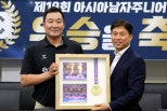 노란 수영복에 섹시한 몸매 어필하는 존예 처자