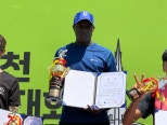 노란 수영복에 섹시한 몸매 어필하는 존예 처자