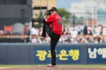 노란 수영복에 섹시한 몸매 어필하는 존예 처자