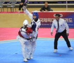 노란 수영복에 섹시한 몸매 어필하는 존예 처자