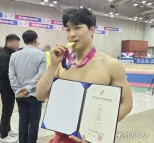 노란 수영복에 섹시한 몸매 어필하는 존예 처자