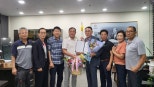 노란 수영복에 섹시한 몸매 어필하는 존예 처자