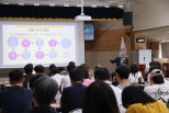 노란 수영복에 섹시한 몸매 어필하는 존예 처자