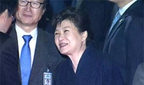 [현장 영상] 미소 띠고 악수하는 박근혜 前 대통령
