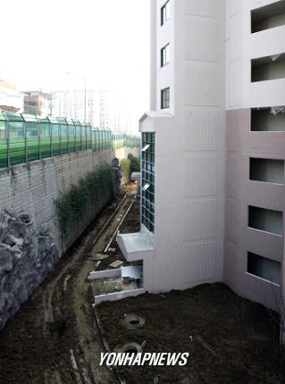 고도제한 피하려 땅 파 지은 아파트