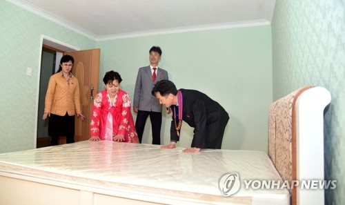 여명거리 아파트에 입주한 북한시민들