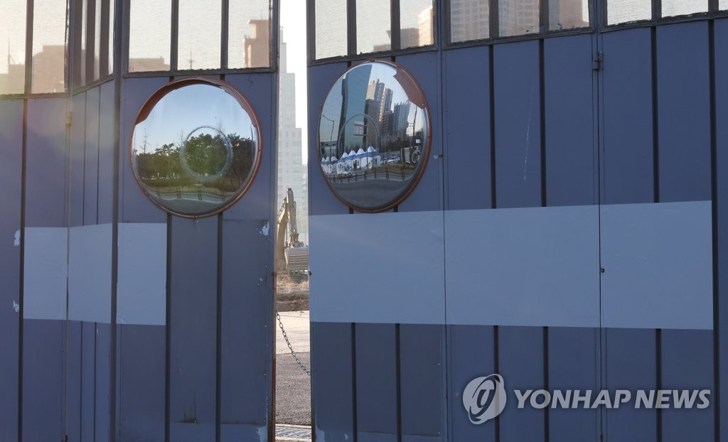 'IPARK' 글자 가려진 재건축 아파트 현장