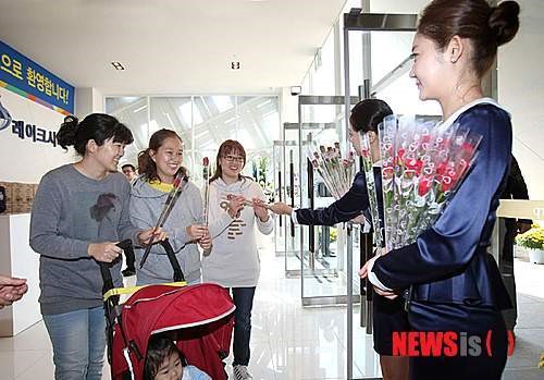 '아산 더샵 레이크시티 3차' 모델하우스 오픈, 방문객에 장미 증정