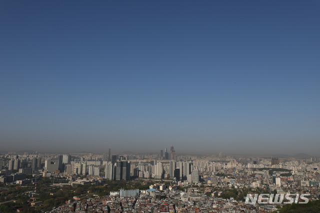 파란 하늘 아래 미세먼지층