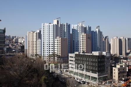 팔색조 외관에 에너지 절감 스마트 아파트