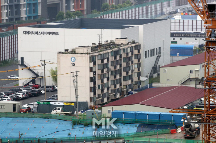 재건축 단지 '낡은 옛 아파트 한 동' 흔적 남기기…문화유산인가? 흉물인가? [포토]