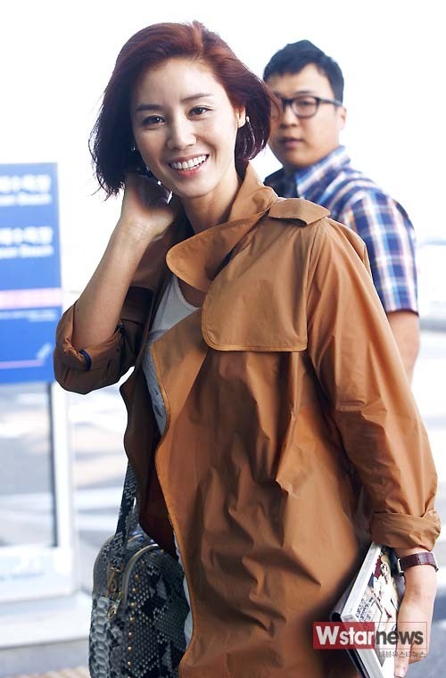 20130523明星金成玲风衣装亮相机场赴泰国拍写真