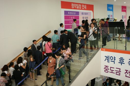 북적북적 발길 끊이지 않는 ‘전주 송천 한라비발디’ 모델하우스