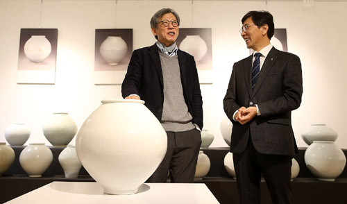 유홍준 교수, 부여군에 조선백자 100여점 기증