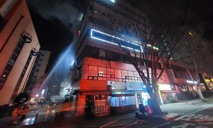 수원 영통 상가 건물서 화재… 30대 남성 사망