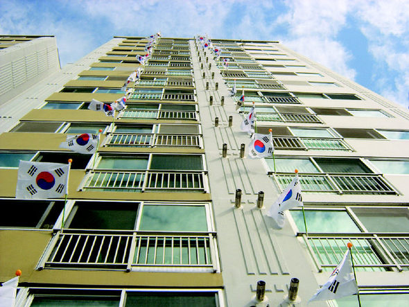 태극기 휘날리며 경북 가흥동 주공아파트