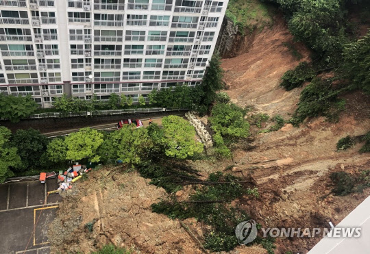 집중호우가 남긴 흔적, 산사태·싱크홀까지