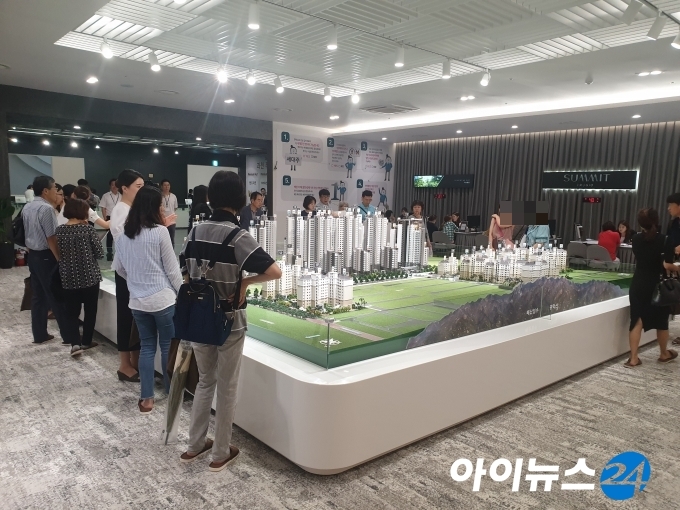 [분양현장] 프리미엄 제대로 보여준 '과천푸르지오써밋'…자금 마련이 관건