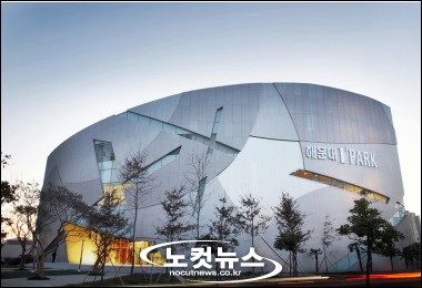 '모델하우스야, 예술 작품이야’