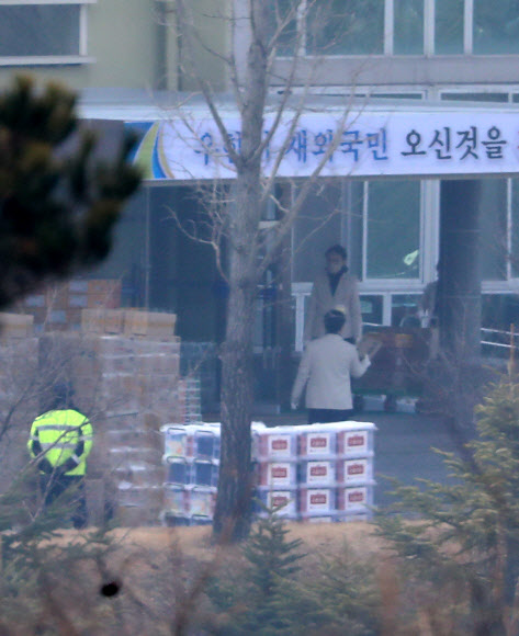 계란 던지던 아산·진천 주민, 우한 교민 포용…각계 온정 쏟아져