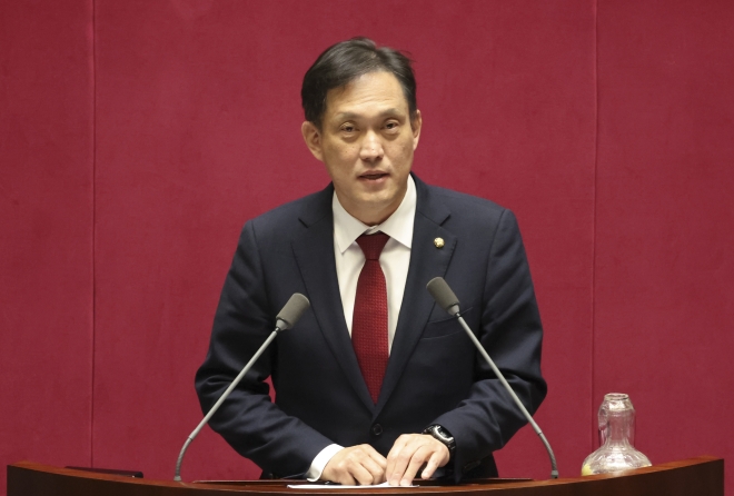 2. エリート法曹キム・テギュ議員の詳細なプロフィールと経歴 2. エリート法曹キム・テギュ議員の詳細なプロフィールと経歴
