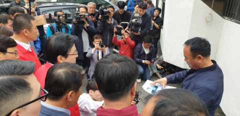 한국당 황교안 대표, 지반침하로 불안감 겪고 있는 양산 북부동 아파트 등 방문
