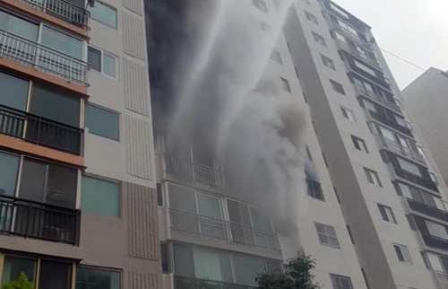 부산 사하구 아파트 6층서 화재…주민 15명 대피