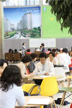연휴 맞은 래미안 모델하우스 '인기 좋네'~