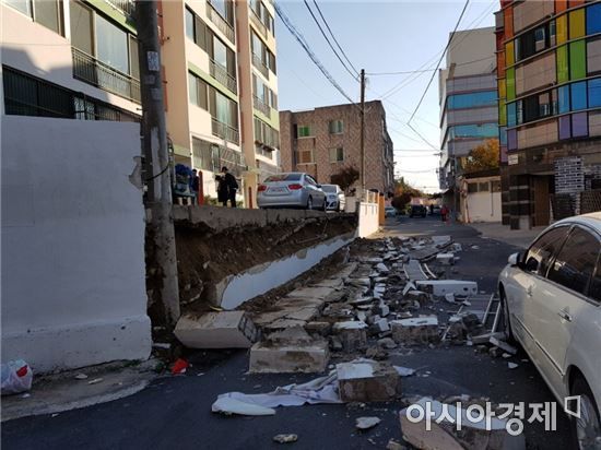 [포항지진]포항지진 규모 5.4, 고층 아파트 외벽 떨어져...주민 대피까지