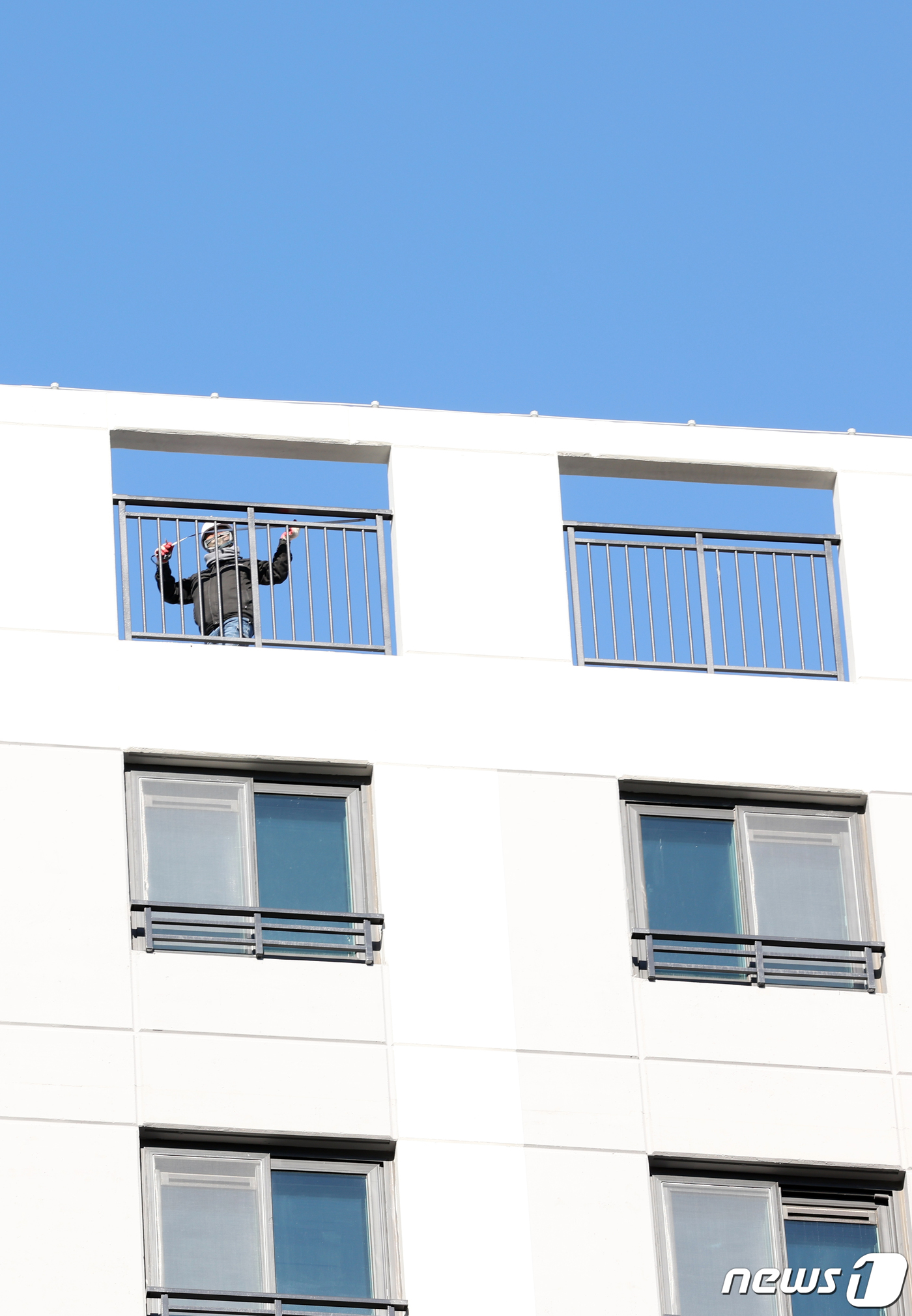 "고도 제한 위반 아파트, 입주자 안타깝지만…규정대로 재시공해야"