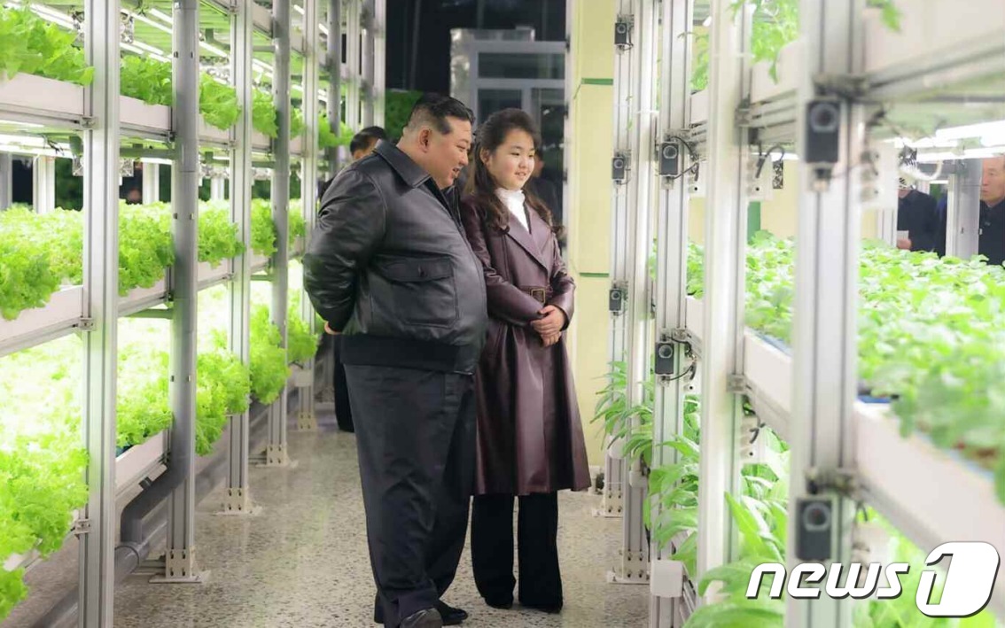 딸과 함께 강동온실 살펴보는 北김정은…"새로운 경지"