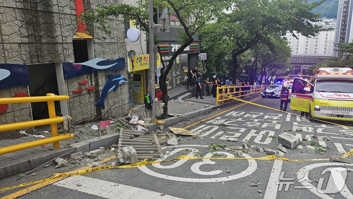 부산 사상구 아파트 주차장서 경차가 가드레일 충돌…7명 경상