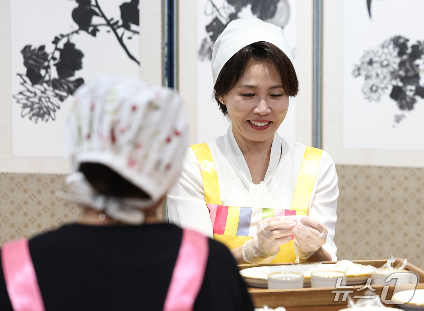 3. Laughter Bursting Over Songpyeon That Became Dumplings