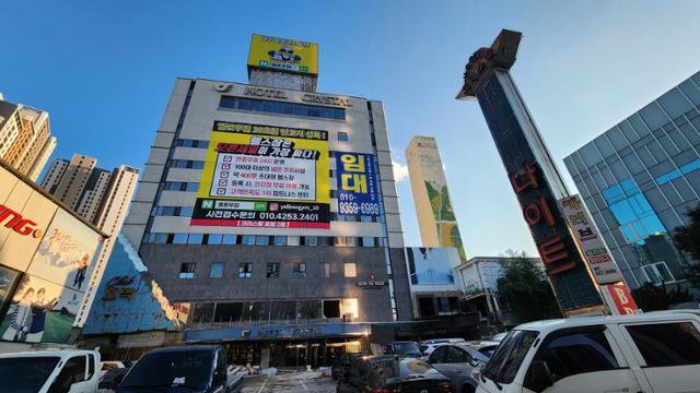 초등학교까지 100m 남짓인데... 대형 나이트클럽 허가 '논란'