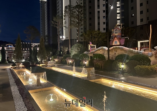 [르포] 밤에도 빛나는 왕길역 로열파크씨티 푸르지오 … '리조트특별시'다운 화려함
