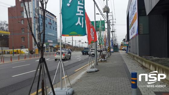 김천시 덕곡동 A아파트 홍보관, ‘불법광고물’ 설치에 ‘눈살’